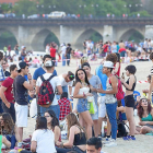 Grupos de jóvenes en la playa para celebrar la noche de San Juan.-P. REQUEJO