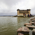 Un grupo de turistas abandona uno de los observatorios de aves en una de las lagunas de Villafáfila.-ICAL