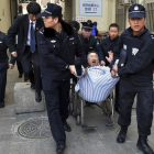 Varios policías sacan a rastras a Chen del hospital.-Foto:   CHINA STRINGER NETWORK / REUTERS