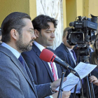 Eduardo Álvarez pronuncia su pregón en el balcón consistorial ayer, al lado del alcalde, González Poncela.-Santiago