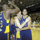 Davichu Ortega se abraza a Isaac López y Robert Battle en su anterior etapa en el Blancos de Rueda-J.M.Lostau
