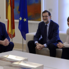 Isabel García Tejerina y Phil Hogan en la reunión mantenida en La Moncloa con el presidente del Gobierno, Mariano Rajoy.-BERNARDO DÍAZ