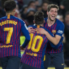 Los jugadores del Barça se abrazan tras el cuarto gol contra el Sevilla en la Copa.-JORDI COTRINA
