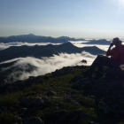 Un montañero fotografía el paisaje con el mar de nubes desde el vértice geodésico del Pico La Chana.-I.M.