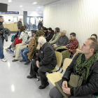 Los pacientes aguardan su turno en una sala de espera de los nuevos servicios de Urgencias del Hospital Clínico-J.M.Lostau