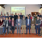 Representantes de municipios y asociaciones de las Rutas Jacobeas reunidos ayer en Matallana, junto a Carnero.-EL MUNDO