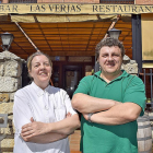 María Jesús y Miguel Ángel de Diego, frente a la puerta del restaurante Las Verjas.-