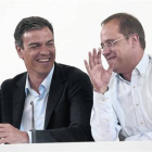 Pedro Sánchez y César Luena, este lunes, 25 de mayo, en la reunión de la ejecutiva del PSOE para hacer balance del 24-M.-Foto: DAVID CASTRO