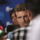 Pablo Casado, durante sus declaraciones en la sede del PP.-DAVID CASTRO