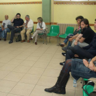 Integrantes de la coalición Ganemos Palencia celebran una asamblea para tratar su postura en la constitución del nuevo Ayuntamiento.-ICAL