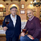 Deogracias González y su hijo Manuel, en la bodega de Mucientes, con una copa de su vino rosado.-ARGICOMUNICACIÓN