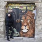 Carlos Adeva, frente a uno de sus murales.-ARGICOMUNICACIÓN