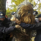 La policía ucraniana detiene a Chewbacca por aparcar mal.-