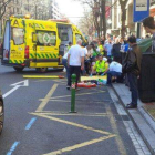 El ciclista Sergio Padilla es atendido por el servicio médico tras caer en la Gran Via de Bilbao por unos bolardos mal señalizados.-Foto: FACEBOOK / MOTOENLACES C CICLISTA