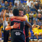 Sergio de la Fuente y Graham-Bell se abrazan ras salir airosos de su  último partido en Cambados.-PHOTO-DEPORTE