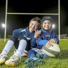 Íñigo López (9 años) y Erix Soto (4 años), jugadores del VRAC, posan sonrientes en los campos de Pepe Rojo.-PABLO REQUEJO