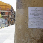 Uno de los anuncios informativos sobre el cobro de la tasa de basura puesto en uno de los portales de la calle Zúñiga.-Miguel Ángel Santos