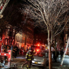 Bomberos trabajan en la extinción del peor incendio de Nueva York de los últimos 25 años, este viernes.-REUTERS / /AMR ALFIKY