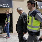 Luis Pineda, presidente de Ausbanc, tras su detención por la Guardia Civil.-JOSÉ LUIS ROCA