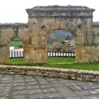 Portalada monumental de Molledo de Portolín, municipio santanderino que tiene dedicados una plaza y un monumento al escritor Miguel Delibes.-EL MUNDO