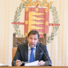 El alcalde de Valladolid, Óscar Puente, ofrece una rueda de prensa para informar sobre la utilización de los remanentes municipales.- ICAL