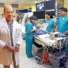 Jerónimo Rubio, en primer plano, en las instalaciones del Hospital Clínico Universitario de Valladolid.-J.M.LOSTAU