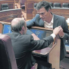 El exvicepresidente del Gobierno Alfredo Pérez Rubalcaba conversa con su sucesor como secretario general del PSOE, Pedro Sánchez, en el Congreso, en una foto de archivo.-JUAN MANUEL PRATS