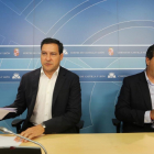 El portavoz del grupo Popular en las Cortes de Castilla y León, Raúl de la Hoz, valora el pacto fiscal de PSOE, Podemos, IU, UGT y CCOO junto a Salvador Cruz-MIRIAM CHACÓN / ICAL