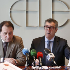 El presidente de la Fele, Javier Cepedano (D), y el presidente de la Asociación Provincial de Agencias de Viaje, Jerónimo Fernández (I), presentan el programa Viaja Facyl-Club 50 del año 2016-ICAL