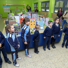 Alumnos del colegio Amor de Dios muestran la maqueta gigante de la ciudad.-J. M. LOSTAU