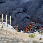 Una de las pilas de vehículos calcinada en el incendio de la chatarrería de la carretera Renedo.-MIGUEL ÁNGEL SANTOS / PHOTOGENIC