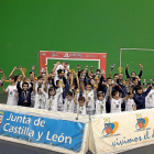 Los participantes en el CampeonatoEscolar en la jornada de clausura disputada en el polideportivo de Olmedo.-EL MUNDO