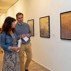 La concejala de Cultura, Ana Redondo, y  Pablo Giménez contemplan algunas de las obras expuestas en la Sala 0 del Museo Patio Herreriano.-C.A.