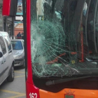 Cristal del autobús tras el impacto.-@PoliciadeBurgos