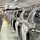 Una trabajadora revisa una cadena de automóviles del modelo Megane en la fábrica de Renault en Villamuriel.-ICAL