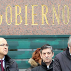 El delegado del Gobierno, Ramiro Ruiz Medrano, y el subdelegado del Gobierno en Valladolid, José Antonio Martínez Bermejo, guardan junto a trabajadores de la Delegación, un minuto de silencio por las víctimas del accidente aéreo en Francia-Ical