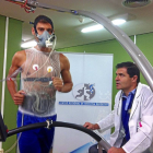Samuel realiza las pruebas de esfuerzo, supervisadas por el doctor López Moreno.-El Mundo
