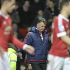 Van Gaal y los jugadores del Manchester United abandonar Old Trafford tras perder con el Southampton.-AFP / OLI SCARFF