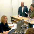 David Alonso y Olga Mohíno –con Sofía González detrás–, presentan su dimisión en el Registro municipal, ayer.-EL MUNDO