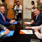 Un momento de las negociaciones entre el Partido Popular y Ciudanos en Murcia, en julio de 2019. En primer plano, Fernando López Miras, del PP y actual presidente, e Isabel Franco, de Ciudadanos, actual número dos del Gobierno autonómico murciano.-EFE