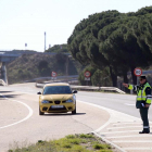 Un agente de la Guardia Civil indica a un vehículo que pare tras un control de velocidad-ICAL