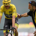 Un empleado del Tour ayuda a Chris Froome, tras cruzar la meta de Peyragudes.-AFP / LIONEL BONAVENTURE