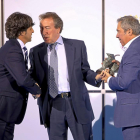 El vicepresidente José Antonio De Santiago- Juárez, saluda a Miguel Ángel Zamora y a Joaquín S. Torné en la entrega del premio a Diario de León.-REPORTAJE GRÁFICO:ICAL