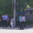 Policías ante la embajada de EEUU en Pekín.-EL PERIÓDICO