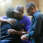 Varios feligreses se consuelan tars el tiroteo en la iglesia metodista de Charleston, esta madrugada.-Foto: EFE / RICHARD ELLIS