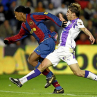 Rafa intenta cortar la internada de Ronaldinho en el Valladolid-Barcelona de la temporada 2007-2008.-MONTSE ÁLVAREZ