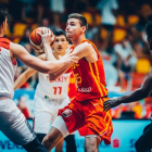 MiguelGonzález, rodeado de rivales durante las semifinales ante Turquía.-FIBA