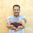 Alejandro Fuentes, cultivador de alubia roja de Ibeas y presidente del colectivo que la defiende desde hace casi dos décadas, con un puñado de legumbres recién cosechadas.-ARGICOMUNICACIÓN