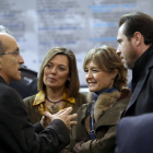 La ministra de Agricultura, Isabel García Tejerina, conversa con el director de la planta de Michelín en Valladolid, Mariano Arconada, en la bienal de maquinaria agrícola Agraria junto a la consejera de Agricultura, Milagros Marcos y Óscar Puente.-ICAL