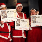 Vecinos de la localidad de Nava de Roa (Burgos), siguen el sorteo desde el Teatro Real de Madrid que acoge el Sorteo Extaordinario de Navidad-Ical